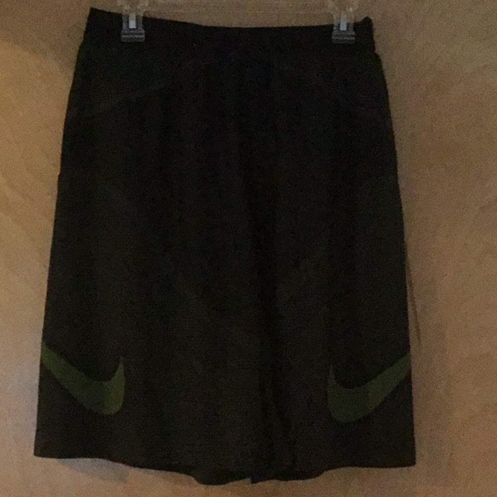 Like New Men’s Nike Black/Green Shorts, size L